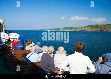 Les passagers sur le bateau Scillonian près de Lands End en Cornouailles en route pour les îles Scilly aux beaux étés jour England UK GO Banque D'Images