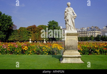 Une statue dans le célèbre jardin des Tuileries Paris France Banque D'Images