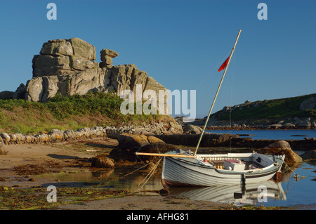 Le chameau chargé un affleurement de granite à Porth Hellick sur l'île de St Marys Îles Scilly England UK Banque D'Images