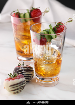 Deux verres de fraises enrobées de chocolat avec Pimms canapes Banque D'Images