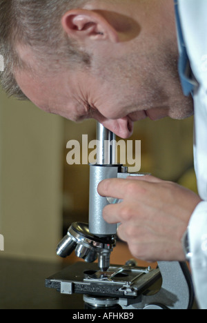 À la recherche scientifique à l'aide d'un Microscope dans un laboratoire Banque D'Images