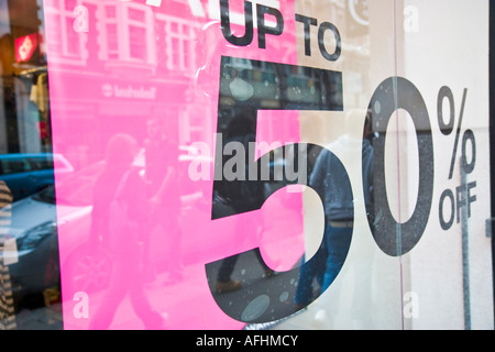 Cinquante pour cent vente sign in store window Banque D'Images