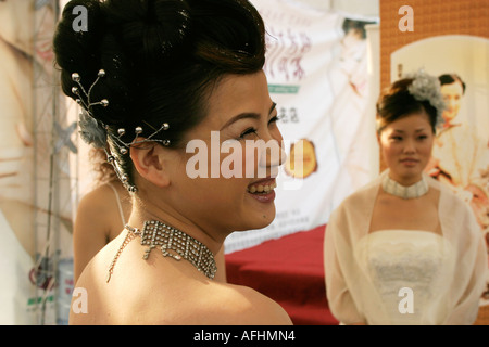 Les femmes en robes de mariage Banque D'Images