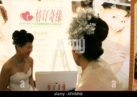 Les femmes en robes de mariage Banque D'Images
