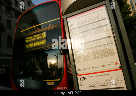 Bus à l’arrêt de bus Banque D'Images