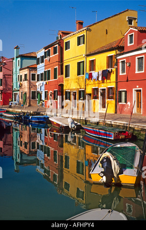 Ancien fishermens cottages colorés à côté d'un canal sur l'île de Burano Venise Italie Banque D'Images