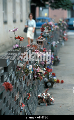 Mur de brique entourant la construction de l'OTAN Zagreb Croatie Juillet 1995 Banque D'Images