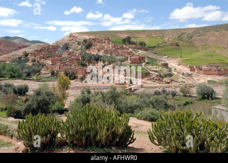 Vue sur village berbère, sur route de haut Atlas Asni Maroc Afrique du Nord Banque D'Images