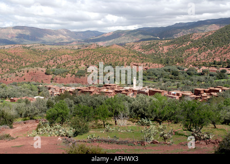 Vue des montagnes berbères de la vallée village près de Ouirgane Val d Ouirgane Ouirgane vallée du haut Atlas Maroc Afrique du Nord Banque D'Images