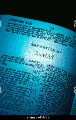 Livre de James de la Sainte bible Banque D'Images