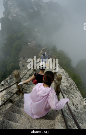 Les touristes l'escalade du Mont Hua, une des cinq montagnes sacrées taoïstes, dans le Shaanxi, Chine. Banque D'Images