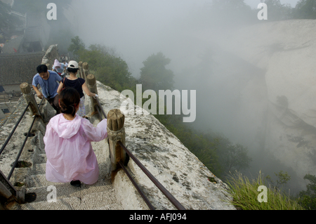 Les touristes l'escalade du Mont Hua, une des cinq montagnes sacrées taoïstes, dans le Shaanxi, Chine. Banque D'Images