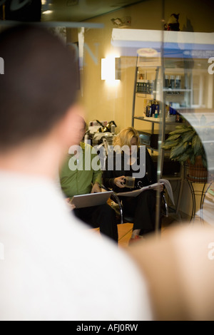 Delivery man arrive au salon de coiffure Banque D'Images