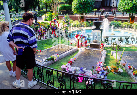 Elvis Presley tombe dans le jardin de sa maison à Graceland, Memphis, Tennessee, USA. Ses parents aussi graves Banque D'Images