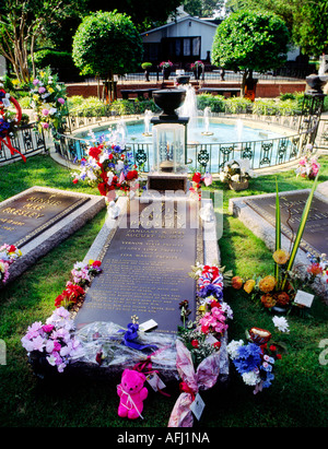 Elvis Presley tombe dans le jardin de sa maison à Graceland, Memphis, Tennessee, USA. Ses parents aussi graves Banque D'Images