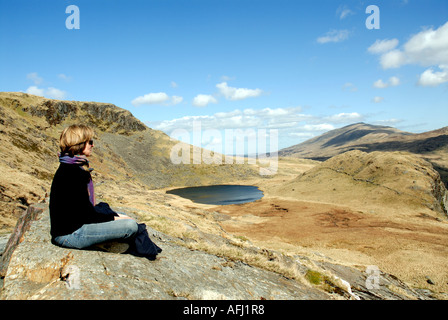 Femme hiker resting Llwybr mineurs Mwynwyr y voie le parc national de Snowdonia Yr Wyddfa Mont Snowdon Galles Grande-bretagne Royaume-uni Europe EU Banque D'Images