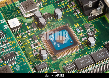 Une carte de montage vidéo pour PC ordinateur montrant différents composants électroniques Banque D'Images