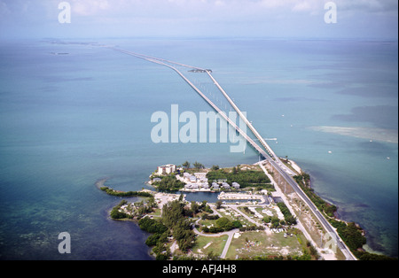 Les clés de la Floride, USA. Vue aérienne de la route 1 et Seven Mile Bridge et maison de vacances appartements en copropriété près de Marathon Banque D'Images