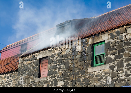 Verse de fumée en toiture smokehouse Craster où L.Robsons & fils faire la célèbre Craster des harengs. Le Northumberland England Banque D'Images