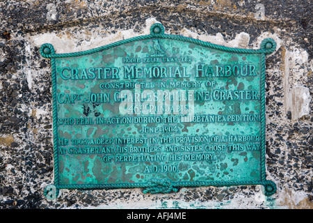 Plaque dans le port de Craster Northumberland, à la mémoire du Capitaine Craster qui a été tué en service actif dans l'Inde 1904 Banque D'Images