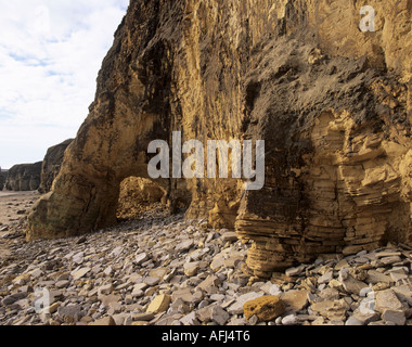L'érosion de falaises calcaires magnésiens à Marsden Bay Tyne & Wear Angleterre. Shows rock arch et couches Banque D'Images