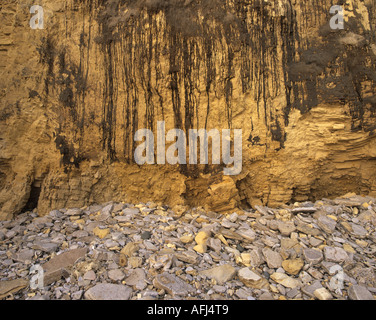 L'érosion de falaises calcaires magnésiens à Marsden Bay Tyne & Wear Angleterre. Montre le sol arrosé par la pluie face Banque D'Images