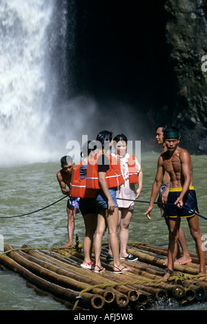 Le groupe raft Kasilof Falls Santa Cruz Laguna Philippines Banque D'Images