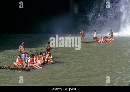 Des groupes sur des radeaux, Kasilof Falls, Santa Cruz, Laguna, Philippines Banque D'Images