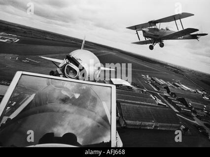 Avion Tiger Moth volent au-dessus de l'ex-RAF Flying Training School à Sywell, UK. Banque D'Images