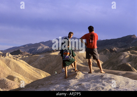Les touristes à Zabriskie Point Death Valley California USA Banque D'Images