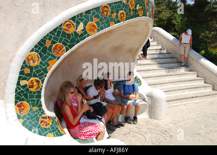 Les touristes de prendre une pause sur un banc près de la célèbre lézard dans le Parc Guell Barcelone Espagne Banque D'Images