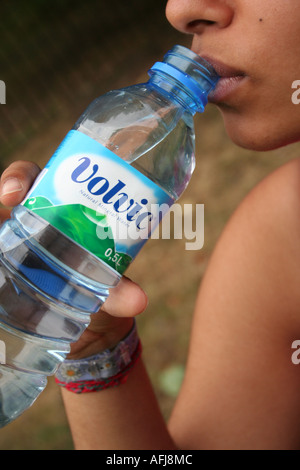 Les femmes de boire Volvic Banque D'Images