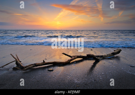 Coucher de soleil sur la plage de Westward Ho ! Sur la côte nord du Devon, en Angleterre. Banque D'Images