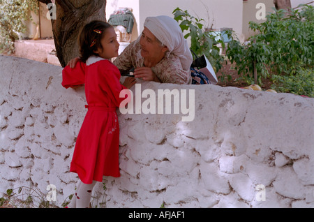 Jeune fille de l'école turque de sa grand-mère de souhaits dans petit village dans le sud-ouest de la Turquie. Banque D'Images