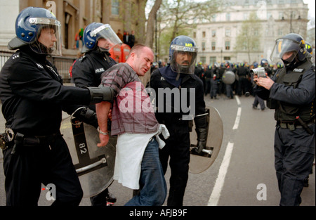 Manifestant d'être arrêté par la police à jour mai manifestation Reclaim the Streets à Trafalgar Square, au centre de Londres 2000. Banque D'Images