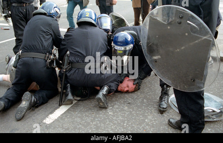 Manifestant d'être arrêté par la police à jour mai manifestation Reclaim the Streets à Trafalgar Square, au centre de Londres 2000. Banque D'Images