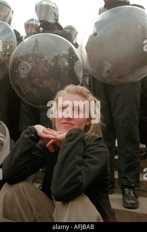 Les manifestants s'asseoir en face de la ligne de la police à Trafalgar Square à Londres centrale Mayday Reclaim the Streets 2000 Protestation Banque D'Images