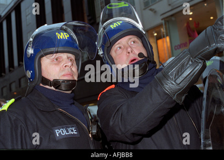 Deux agents de police en tenue de combat patrouillant dans le centre de Londres au cours des manifestations. Mayday Banque D'Images