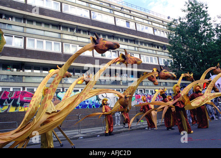 Procession à Notting Hill Gate annual west Indian carnaval et festival tenu dans les rues de Londres. Banque D'Images