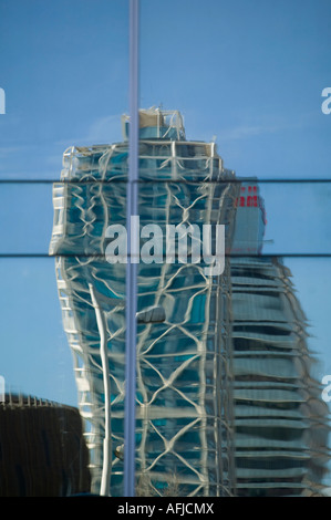 Réflexions de Torre Mapfre et l'hôtel Arts en bardage de siège de la société nationale de gaz Gaz Catalan Tour Barcelone Espagne Banque D'Images