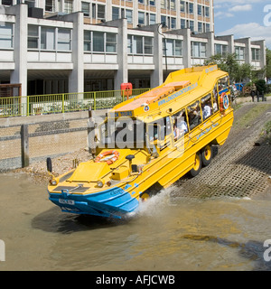 Côté Front & vue rapprochée de personnes dans des but double bus de touristes en route vers Tamise pour visiter voyage touristique riverside London UK Banque D'Images