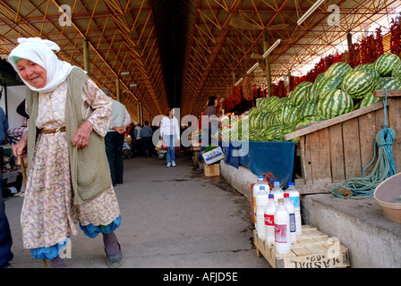 Marché de produits hebdomadaires dans la petite ville de Mulga dans le sud-ouest de la Turquie. Banque D'Images