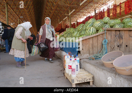 Marché de produits hebdomadaires dans la petite ville de Mulga dans le sud-ouest de la Turquie. Banque D'Images