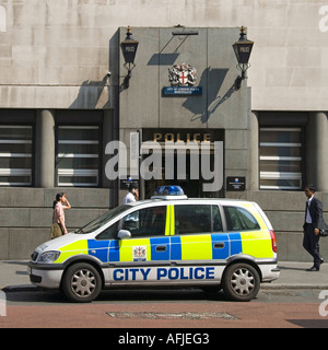 Scène de rue deux feux bleus au-dessus de l'entrée publique à l'extérieur du poste de police de Bishopsgate City de Londres avec voiture de patrouille garée à l'extérieur de l'Angleterre Royaume-Uni Banque D'Images