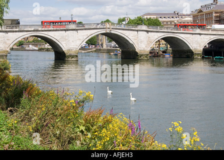 Vue de Richmond riverside road bridge crossing River Thames Banque D'Images