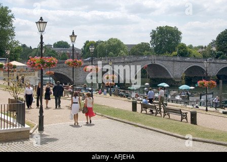 Pont historique de Richmond sur la Tamise et promenade ensoleillée promenade au bord de la rivière à côté d'un remblai d'herbe avec panier suspendu Londres Angleterre ROYAUME-UNI Banque D'Images