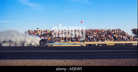 Top Fuel dragster laissant ligne de départ, Pomona Raceway, California, USA Banque D'Images