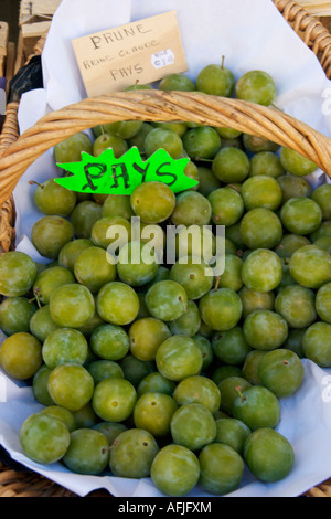 Olives vertes à la vente sur un marché typiquement français dans l'Herault, Languedoc Roussillon France Banque D'Images