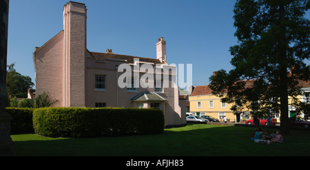 L'un des jolis bâtiments à côté de l'église de St Mary Angleterre Essex Dedham avec pique-niqueurs sur la pelouse de l'église Banque D'Images