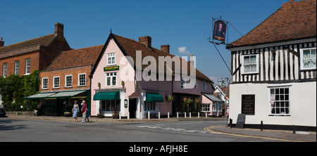 Le Marlborough head pub dans la rue principale du village historique de Dedham dans l'Essex, Angleterre Banque D'Images